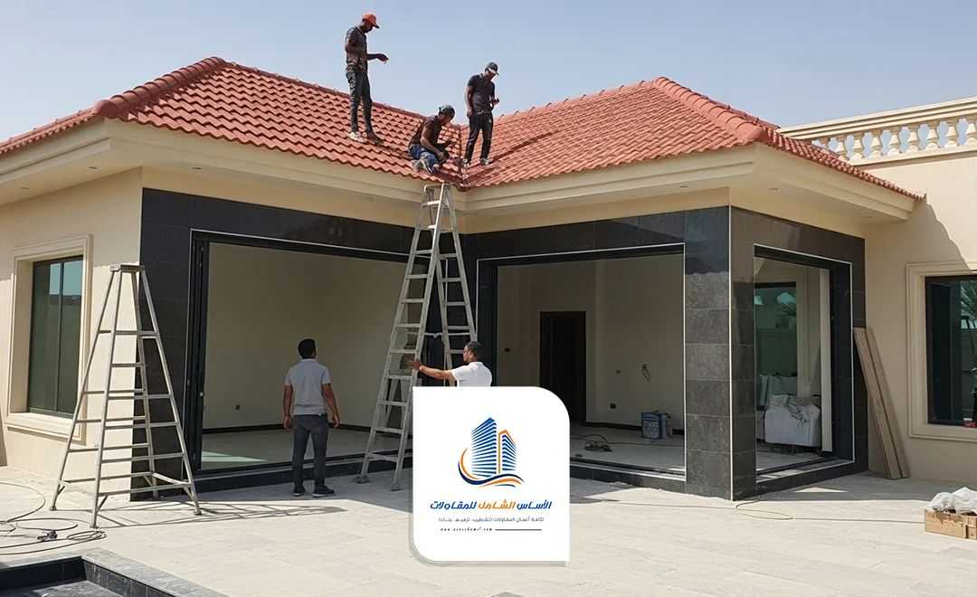 عمال بناء غرف في الحوش