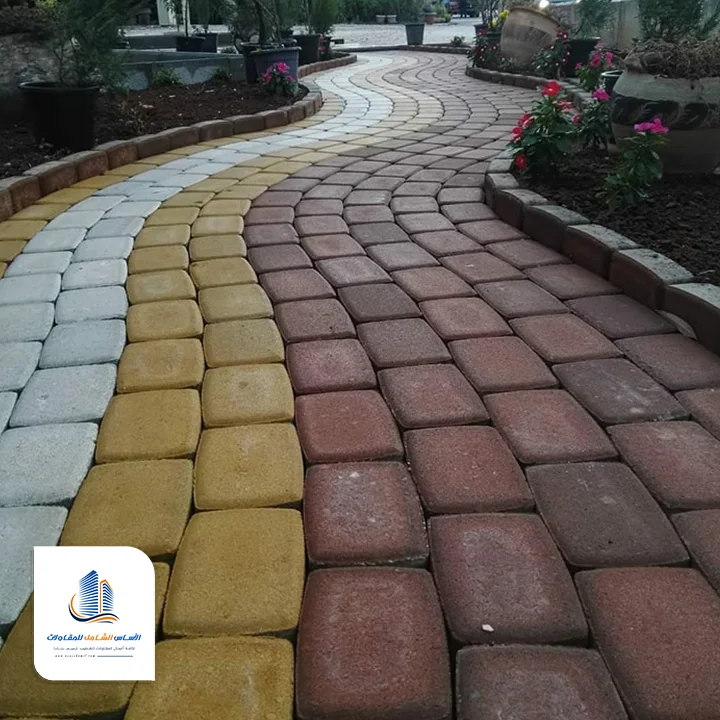 تركيب بلاط ملون للحوش