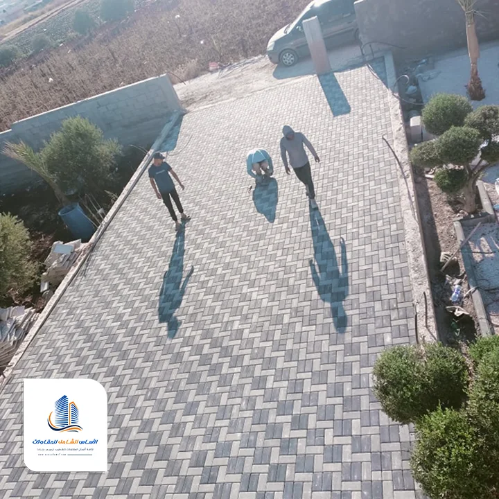 عمال تركيب بلاط